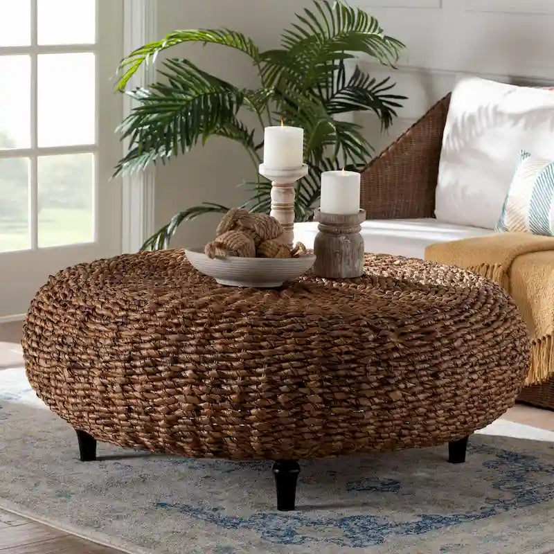 Table basse en jonc de mer tressé Riau avec pieds en bois - Table de salon ronde en osier naturel