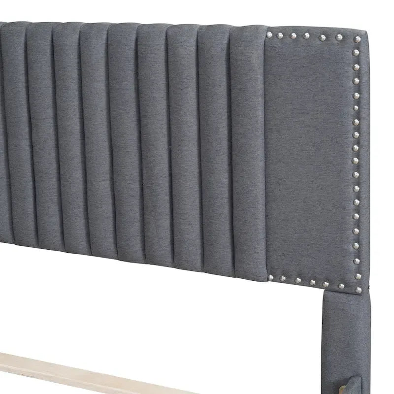 Lit plateforme tapissé de lin, tête de lit à lignes verticales avec garniture cloutée, cadre de lit en panneaux de bois avec tiroirs et lit gigogne