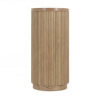 Console polyvalente mince avec étagère ouverte et grain de bois élégant pour le salon