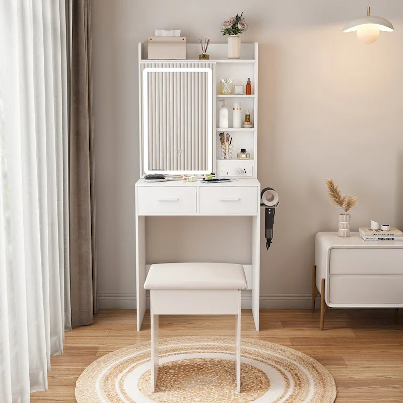 Petite coiffeuse avec miroir et lumières LED, prise de courant intégrée et rangement caché, comprend un tabouret rembourré et une étagère