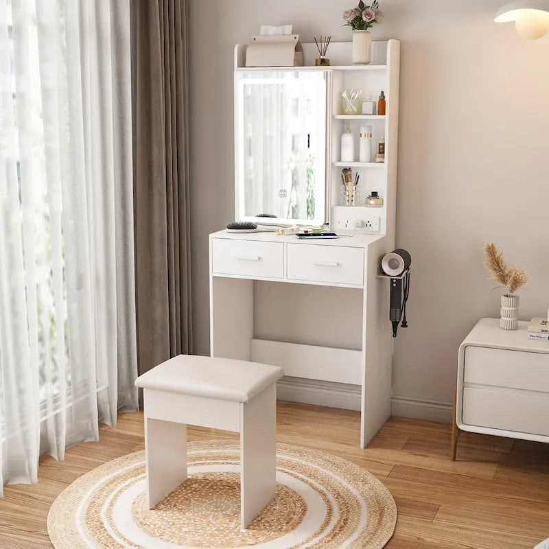 Petite coiffeuse avec miroir et lumières LED, prise de courant intégrée et rangement caché, comprend un tabouret rembourré et une étagère