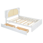 Lit plateforme blanc Queen Size avec tête de lit en rotin, deux tiroirs et lit gigogne