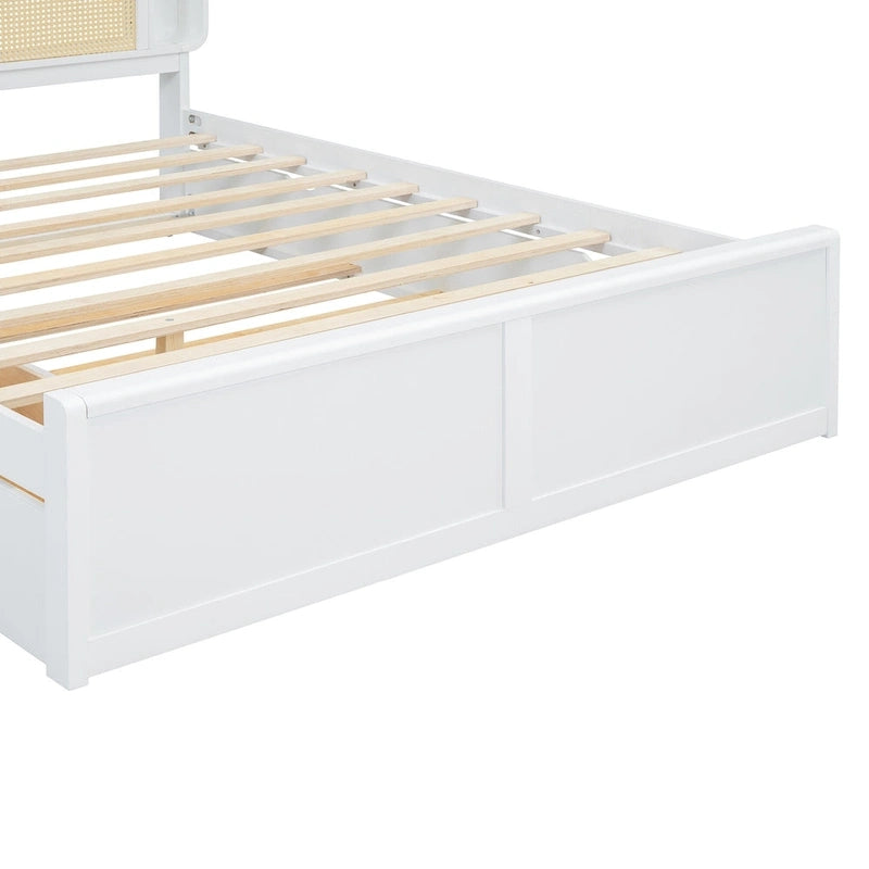 Lit plateforme blanc Queen Size avec tête de lit en rotin, deux tiroirs et lit gigogne