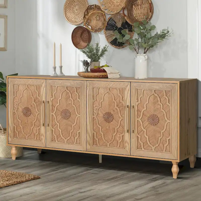 Grand buffet avec portes à fleurs sculptées et poignées en métal