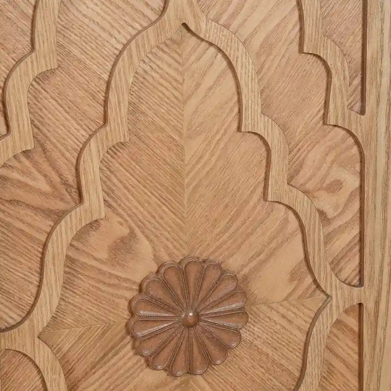 Grand buffet avec portes à fleurs sculptées et poignées en métal