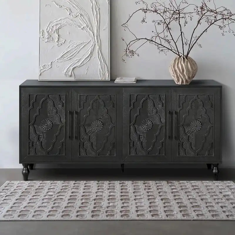 Grand buffet avec portes à fleurs sculptées et poignées en métal